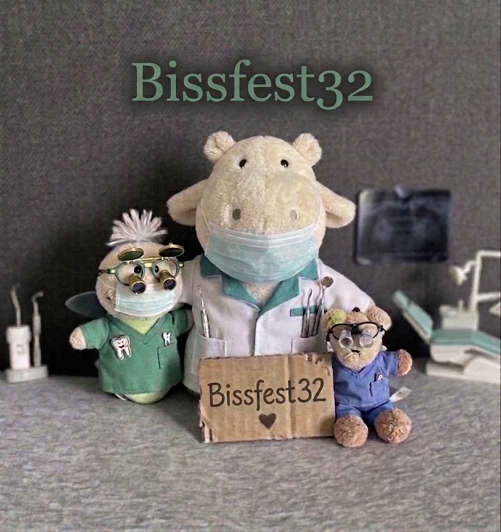 Die Bissfest-Dental-Crew: drei Plüschtiere in Zahnarztkleidung – ein Nilpferd mit Mundschutz und Kittel sowie zwei kleine Bären mit Lupenbrillen.
